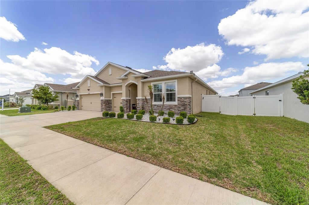 Image 10 of property listing at 8288 SW 57TH COURT, Ocala, FL 34476