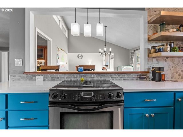 1135 LAKEWOOD Dr Sw, Albany, OR 97321