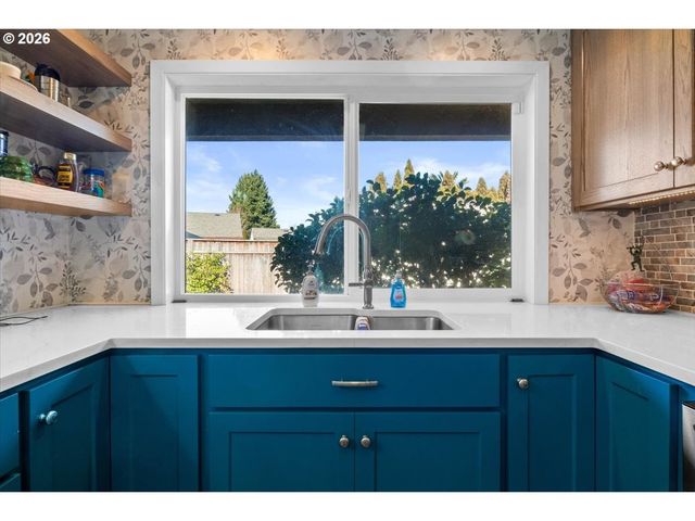 1135 LAKEWOOD Dr Sw, Albany, OR 97321