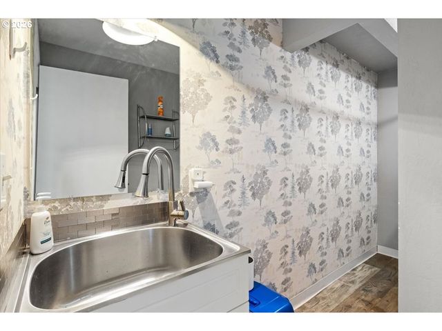 1135 LAKEWOOD Dr Sw, Albany, OR 97321