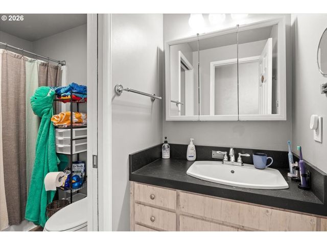 1135 LAKEWOOD Dr Sw, Albany, OR 97321