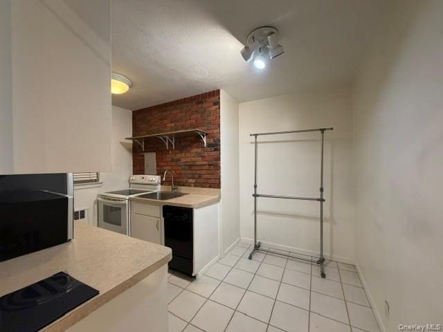14-16 Stoner Avenue 2D, Great Neck, NY 11021