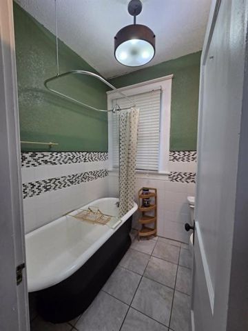 210 SW D Street, Ardmore, OK 73401