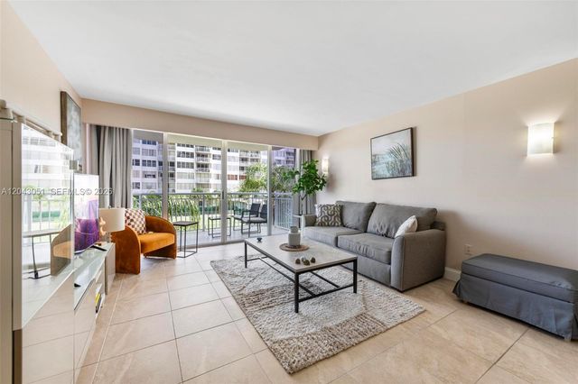 18061 Biscayne Blvd 303, Aventura, FL 33160