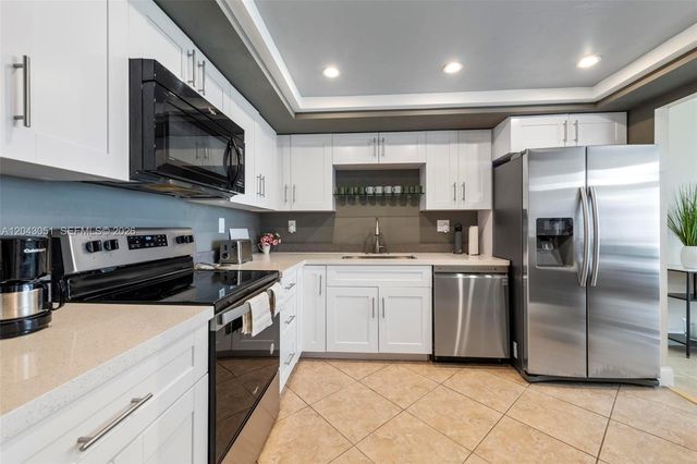 18061 Biscayne Blvd 303, Aventura, FL 33160