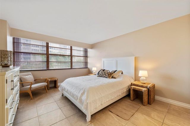 18061 Biscayne Blvd 303, Aventura, FL 33160
