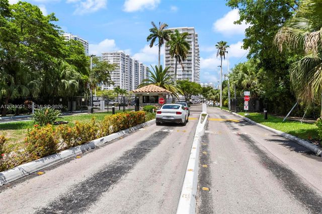 18061 Biscayne Blvd 303, Aventura, FL 33160