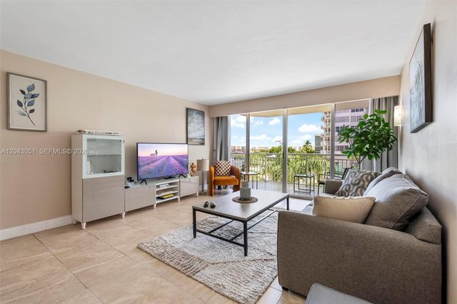 18061 Biscayne Blvd 303, Aventura, FL 33160