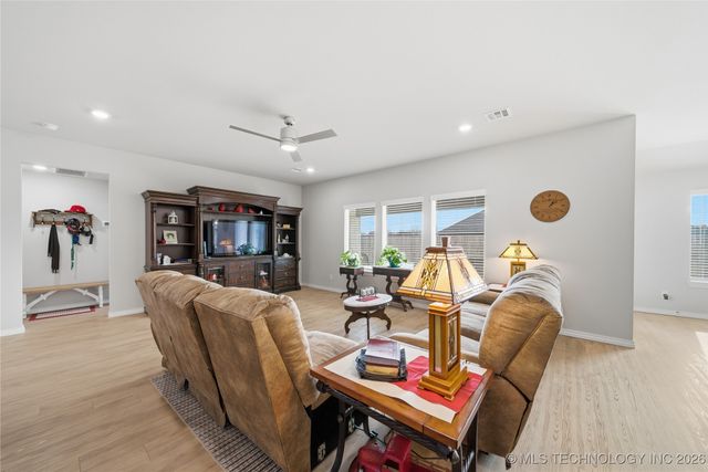 7407 E Oakridge Court, Broken Arrow, OK 74014