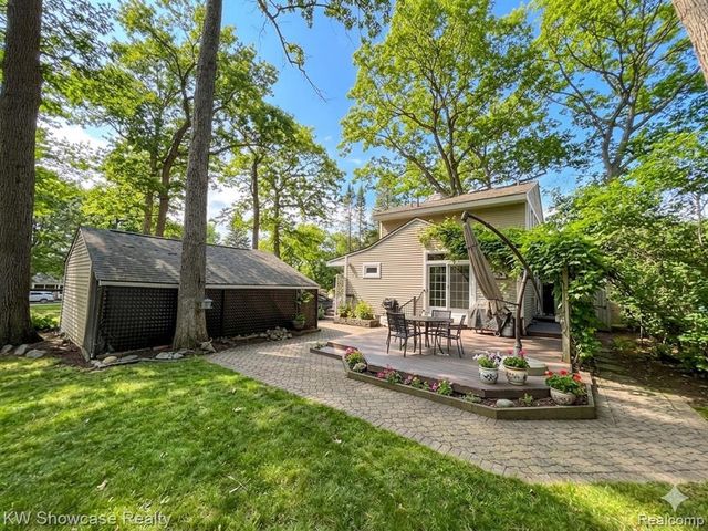 580 Elkinford Drive, White Lake, MI 48383