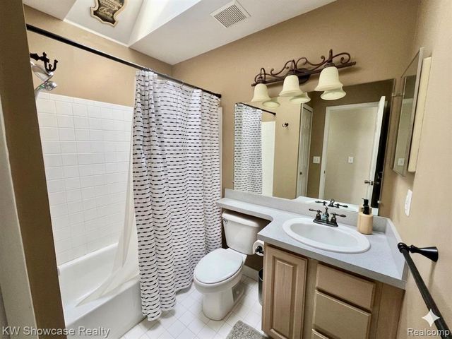 580 Elkinford Drive, White Lake, MI 48383