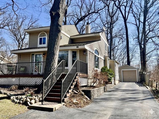 580 Elkinford Drive, White Lake, MI 48383