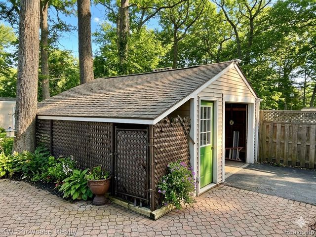 580 Elkinford Drive, White Lake, MI 48383