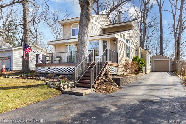 580 Elkinford Drive, White Lake, MI 48383