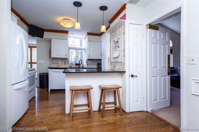 580 Elkinford Drive, White Lake, MI 48383