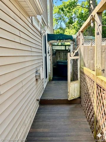 580 Elkinford Drive, White Lake, MI 48383