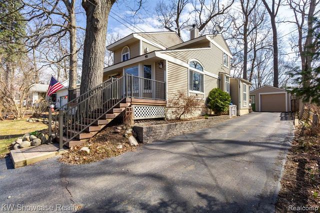 580 Elkinford Drive, White Lake, MI 48383