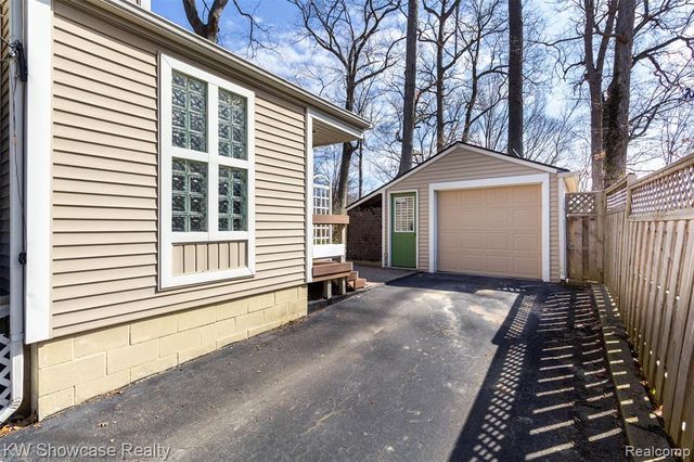 580 Elkinford Drive, White Lake, MI 48383