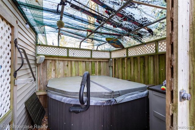 580 Elkinford Drive, White Lake, MI 48383