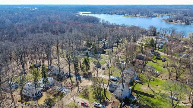 580 Elkinford Drive, White Lake, MI 48383