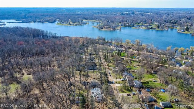 580 Elkinford Drive, White Lake, MI 48383
