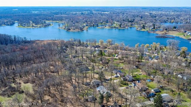 580 Elkinford Drive, White Lake, MI 48383