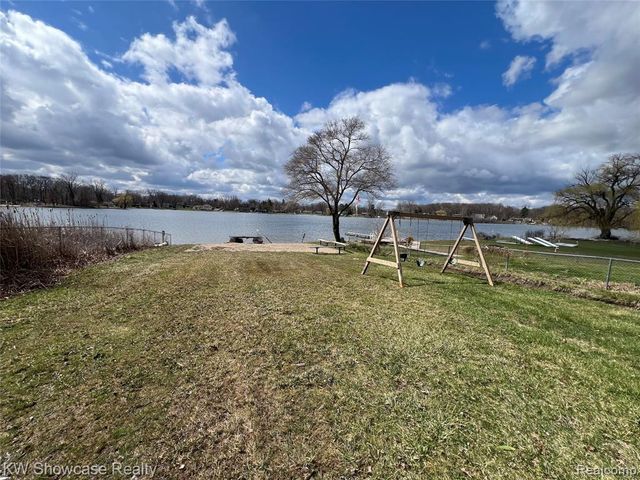 580 Elkinford Drive, White Lake, MI 48383