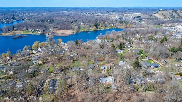 580 Elkinford Drive, White Lake, MI 48383