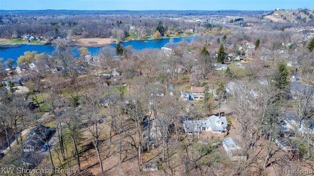 580 Elkinford Drive, White Lake, MI 48383