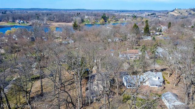 580 Elkinford Drive, White Lake, MI 48383