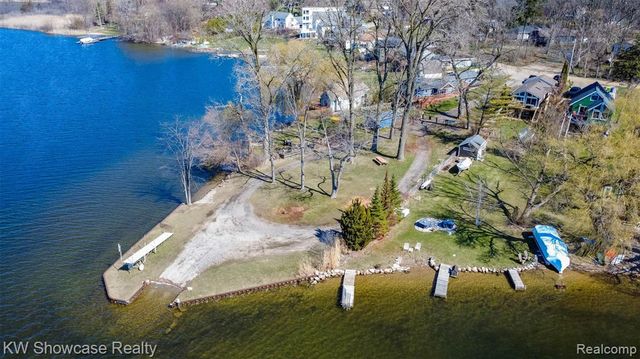 580 Elkinford Drive, White Lake, MI 48383