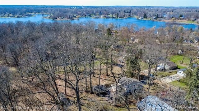 580 Elkinford Drive, White Lake, MI 48383