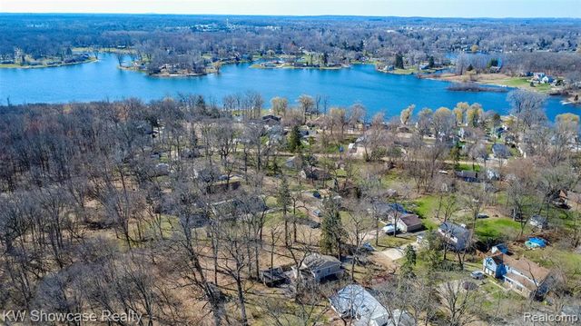 580 Elkinford Drive, White Lake, MI 48383