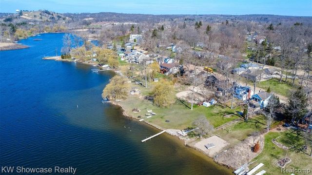 580 Elkinford Drive, White Lake, MI 48383