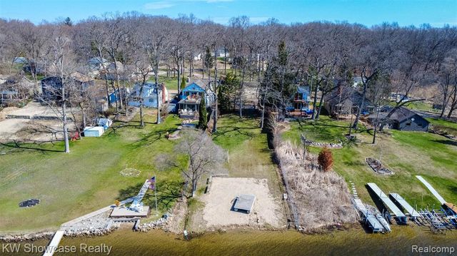 580 Elkinford Drive, White Lake, MI 48383