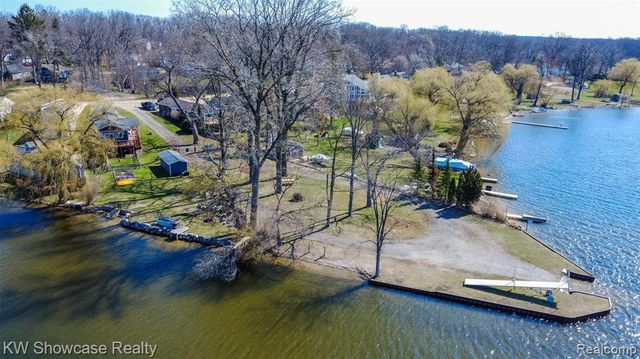 580 Elkinford Drive, White Lake, MI 48383