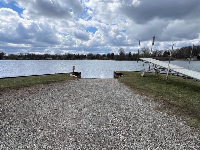 580 Elkinford Drive, White Lake, MI 48383