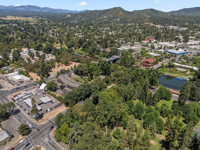 115 Rogue River Highway APT 307, Grants Pass, OR 97527