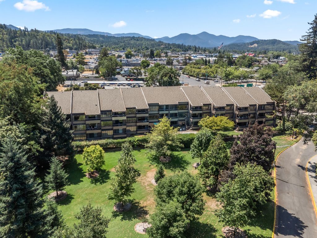 115 Rogue River Highway APT 307, Grants Pass, OR 97527