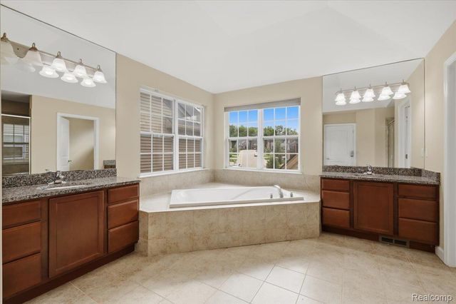 4810 E Stonegate Circle, Orion Charter Township, MI 48359