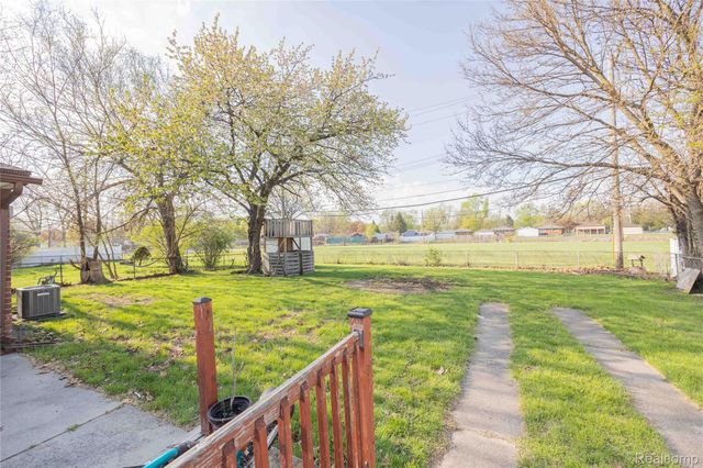 23300 N Brookside Drive, Dearborn Heights, MI 48125