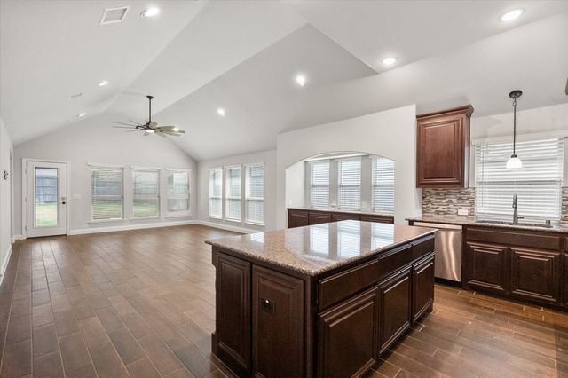 5007 Lake Park Drive, Mansfield, TX 76063