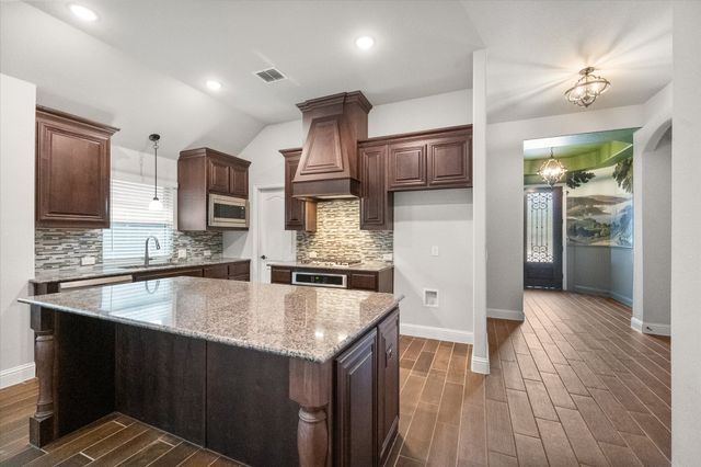 5007 Lake Park Drive, Mansfield, TX 76063