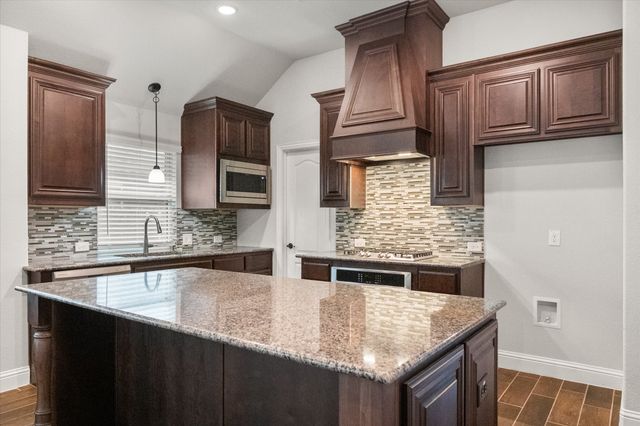 5007 Lake Park Drive, Mansfield, TX 76063