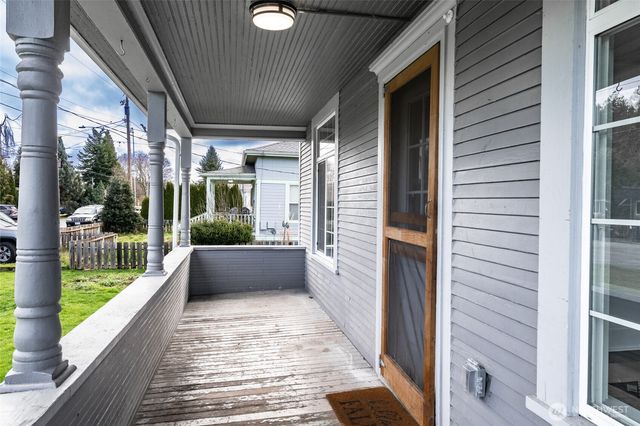 1016 E Orange Avenue, Burlington, WA 98233