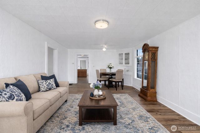 1016 E Orange Avenue, Burlington, WA 98233