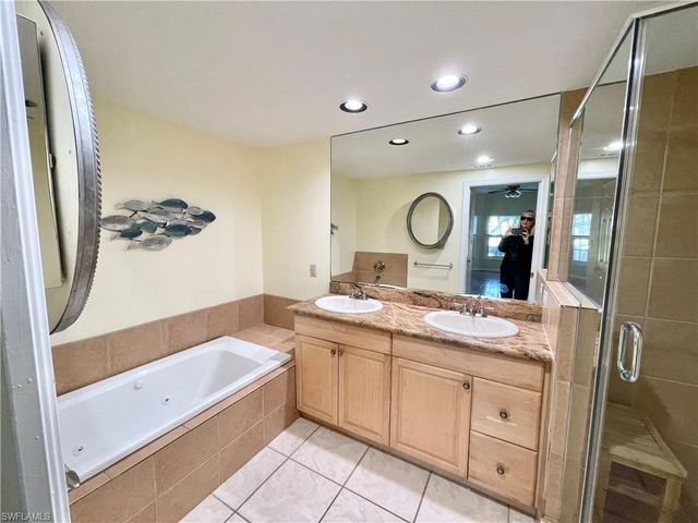 6015 Chardonnay LN 102, Naples, FL 34119