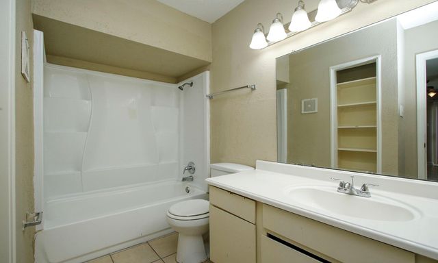 2822 S Bartell Drive 6, Houston, TX 77054
