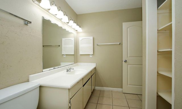 2822 S Bartell Drive 6, Houston, TX 77054