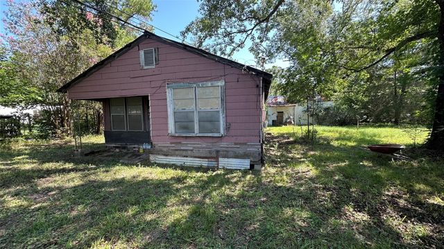 107 Church St, Willis, TX 77378